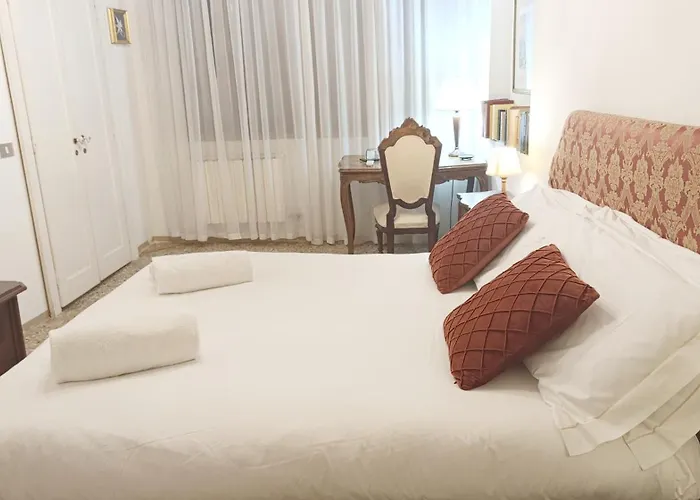 Gorgeous St. Square By Ca-sa Check Apartman