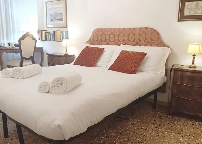 Gorgeous St. Square By Ca-sa Check Velence